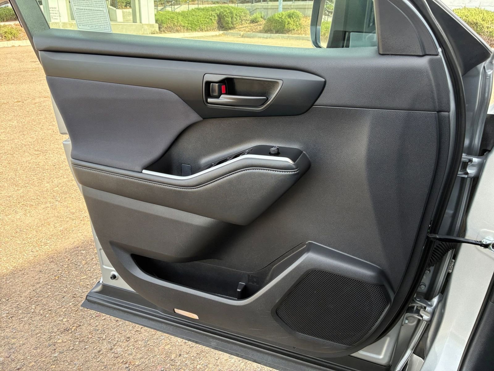 Used 2025 Toyota Highlander LE FWD image 18