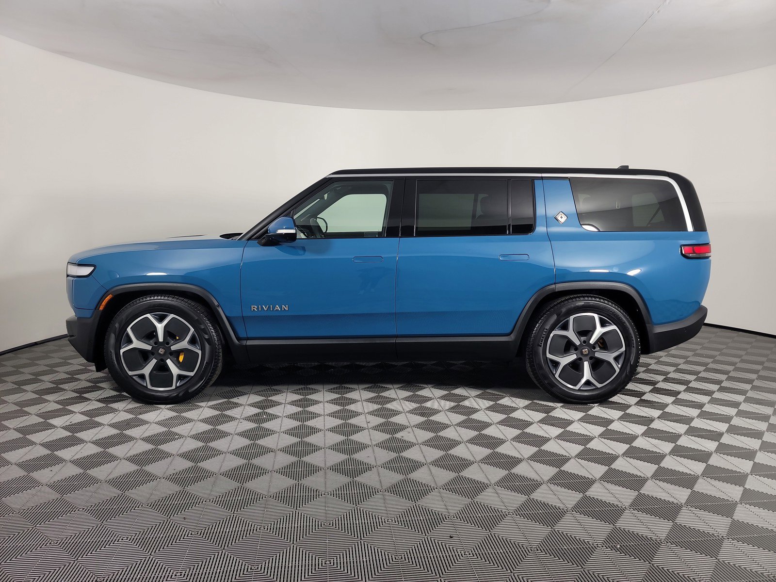 Used 2024 Rivian R1S Adventure AWD/4WD image 2