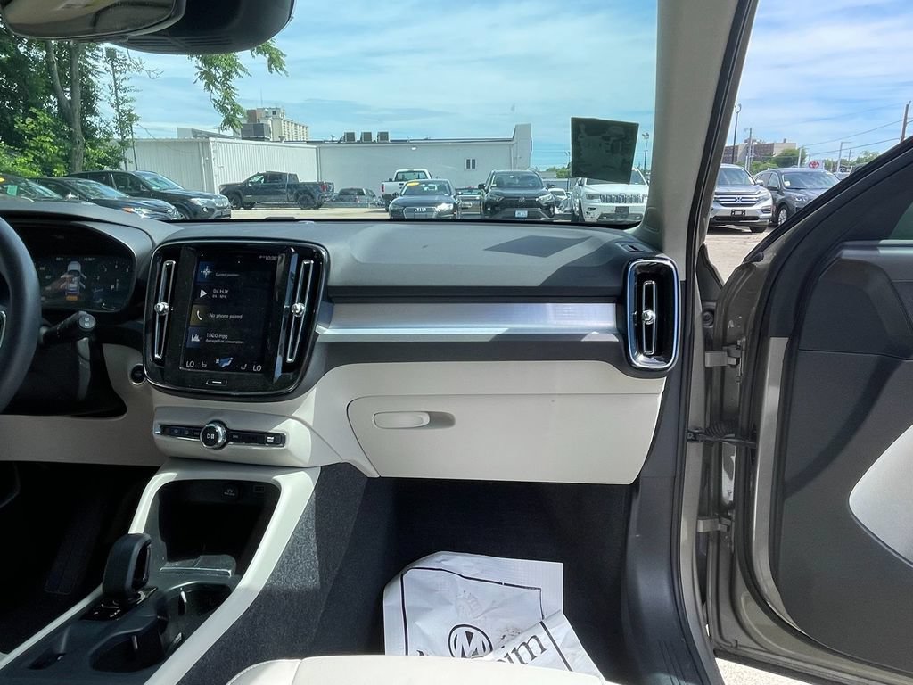 Used 2022 Volvo XC40 T4 Momentum FWD image 28