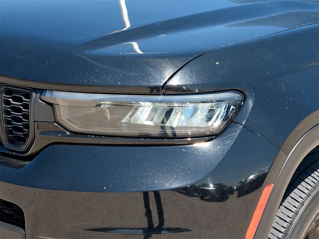 Used 2023 Jeep Grand Cherokee L Laredo image 3