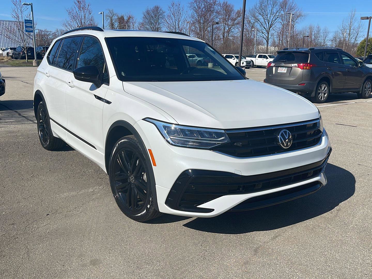 Certified 2022 Volkswagen Tiguan SE R-Line image 3