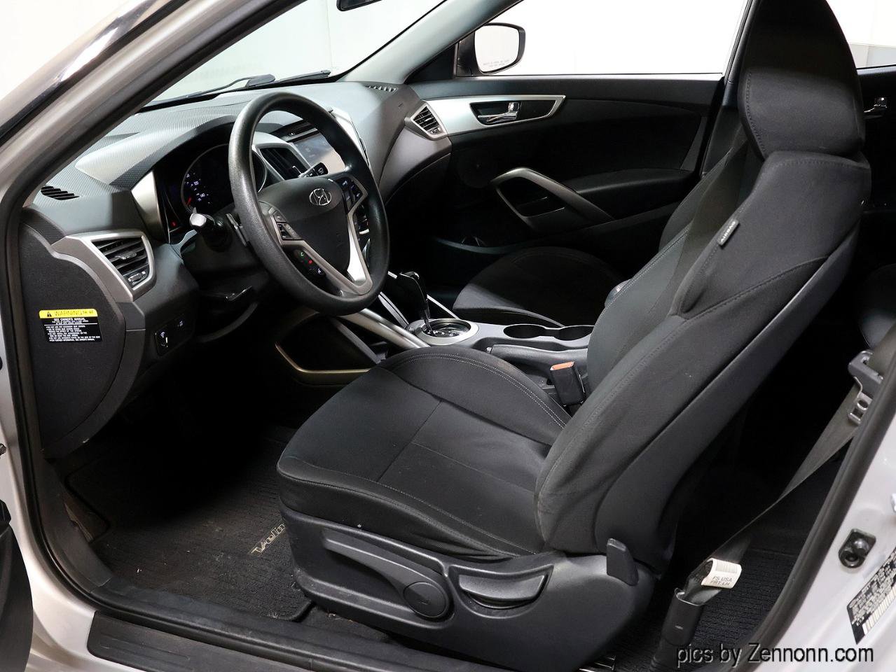 Used 2016 Hyundai Veloster FWD image 13