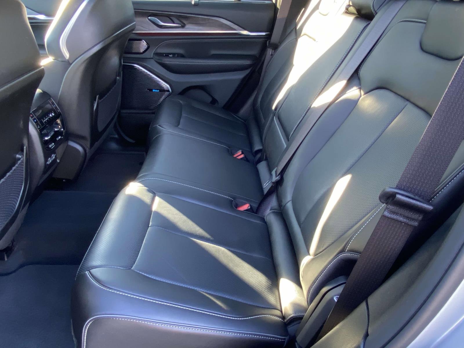 Used 2022 Jeep Grand Cherokee Overland w/ Luxury Tech Group IV image 11