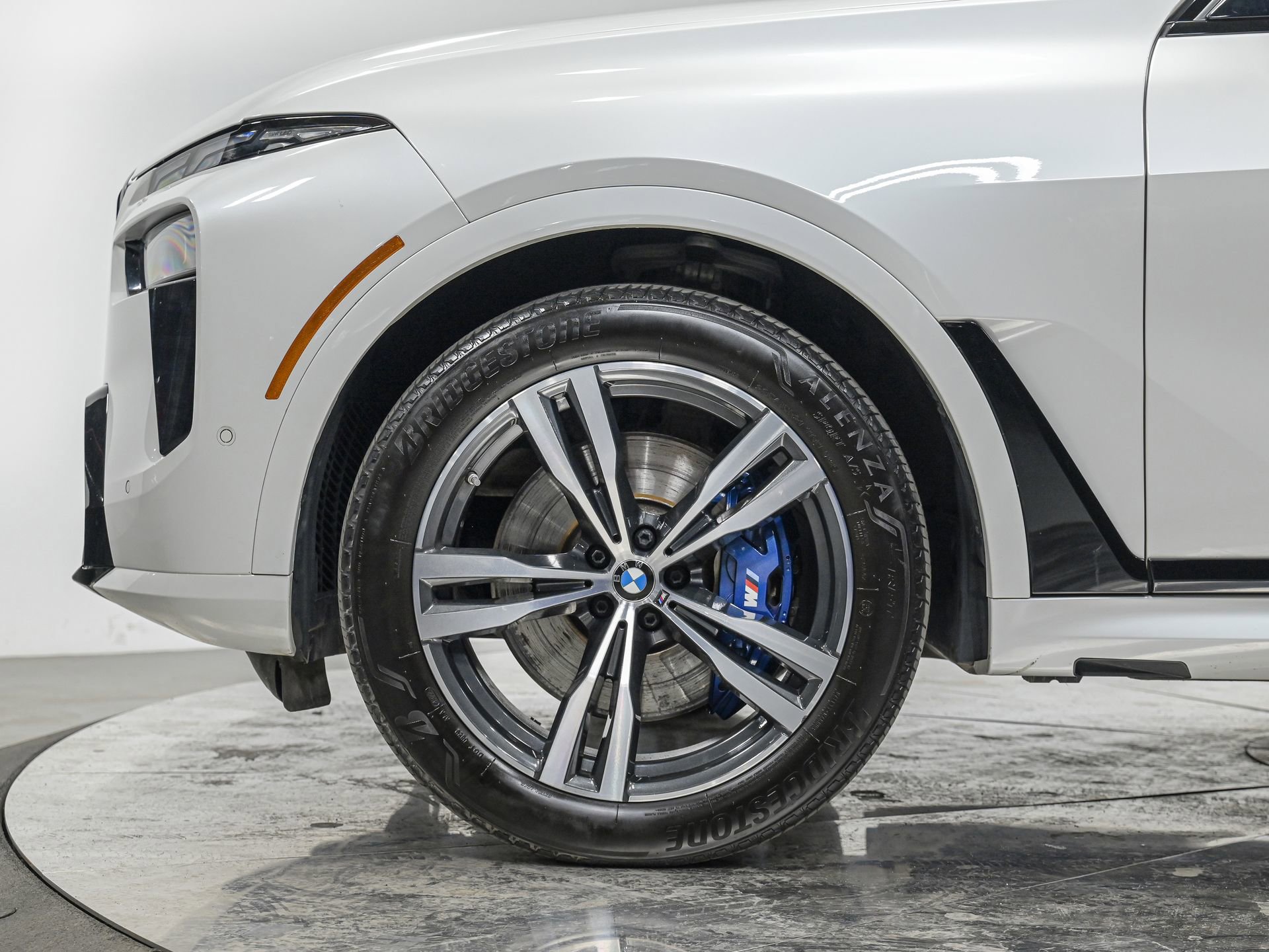 Used 2023 BMW X7 xDrive40i w/ M Sport Package AWD/4WD image 3