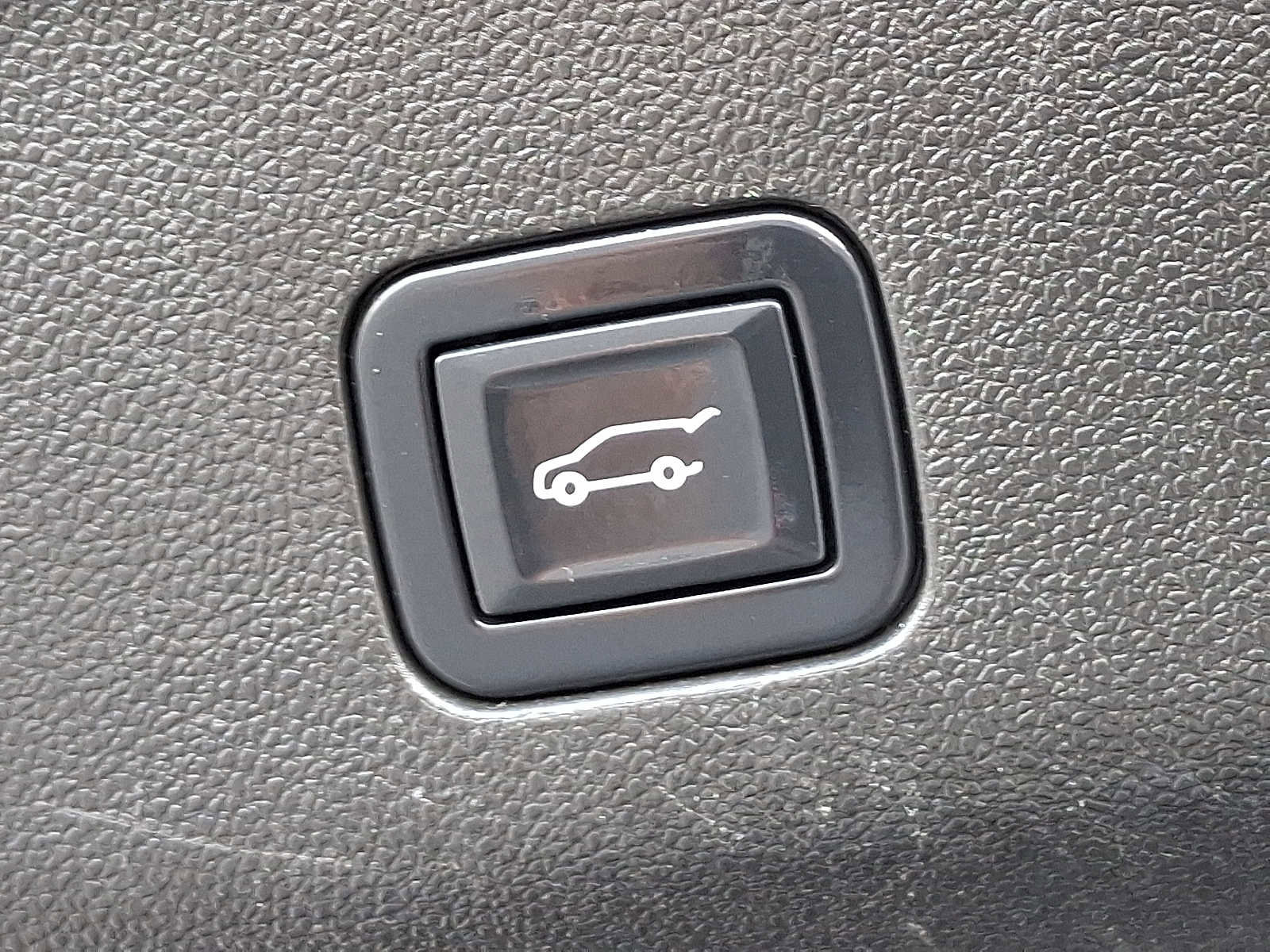 Used 2022 Chevrolet Suburban RST w/ Luxury Package image 30