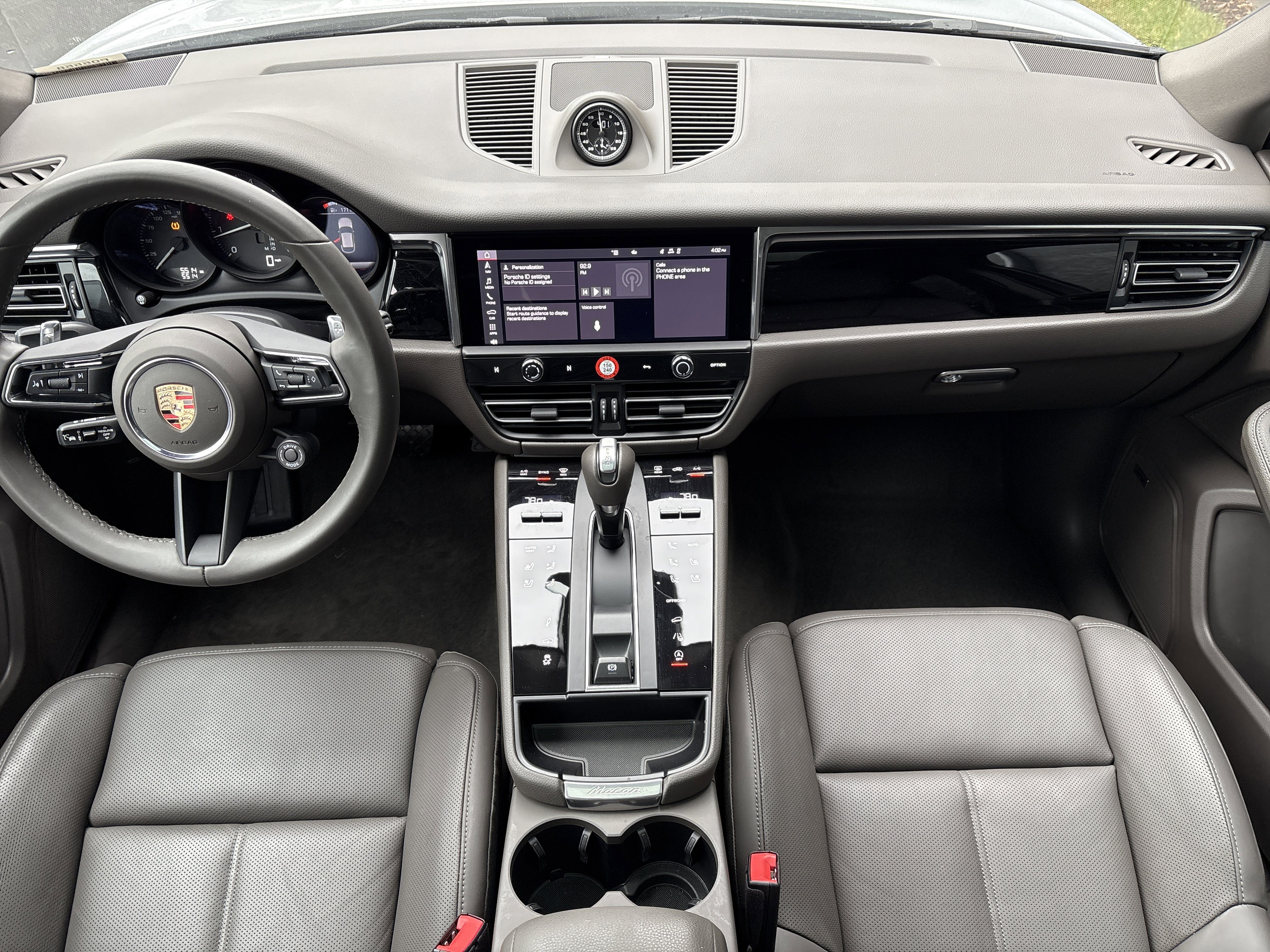 Certified 2025 Porsche Macan image 12