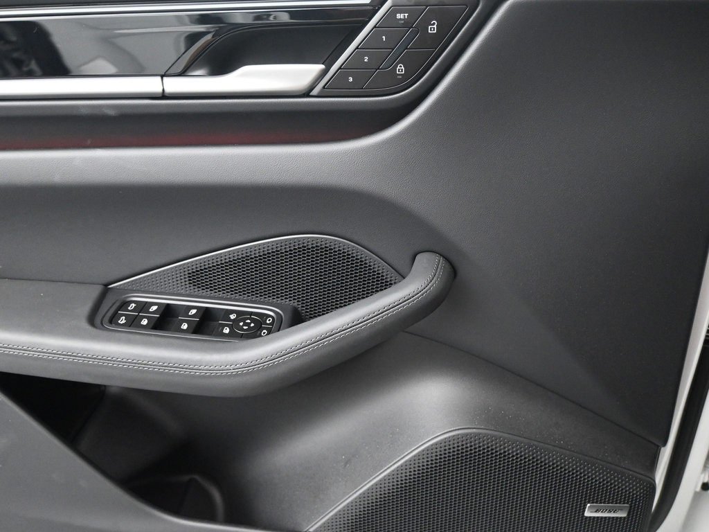 Certified 2025 Porsche Macan 4S Electric AWD/4WD image 13