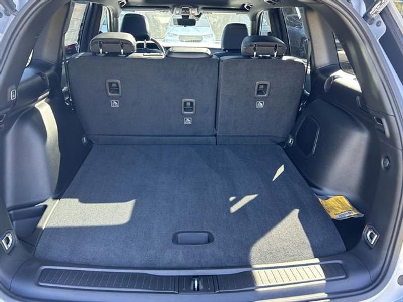 New 2025 Jeep Grand Cherokee Limited w/ Luxury Tech Group II RWD image 8
