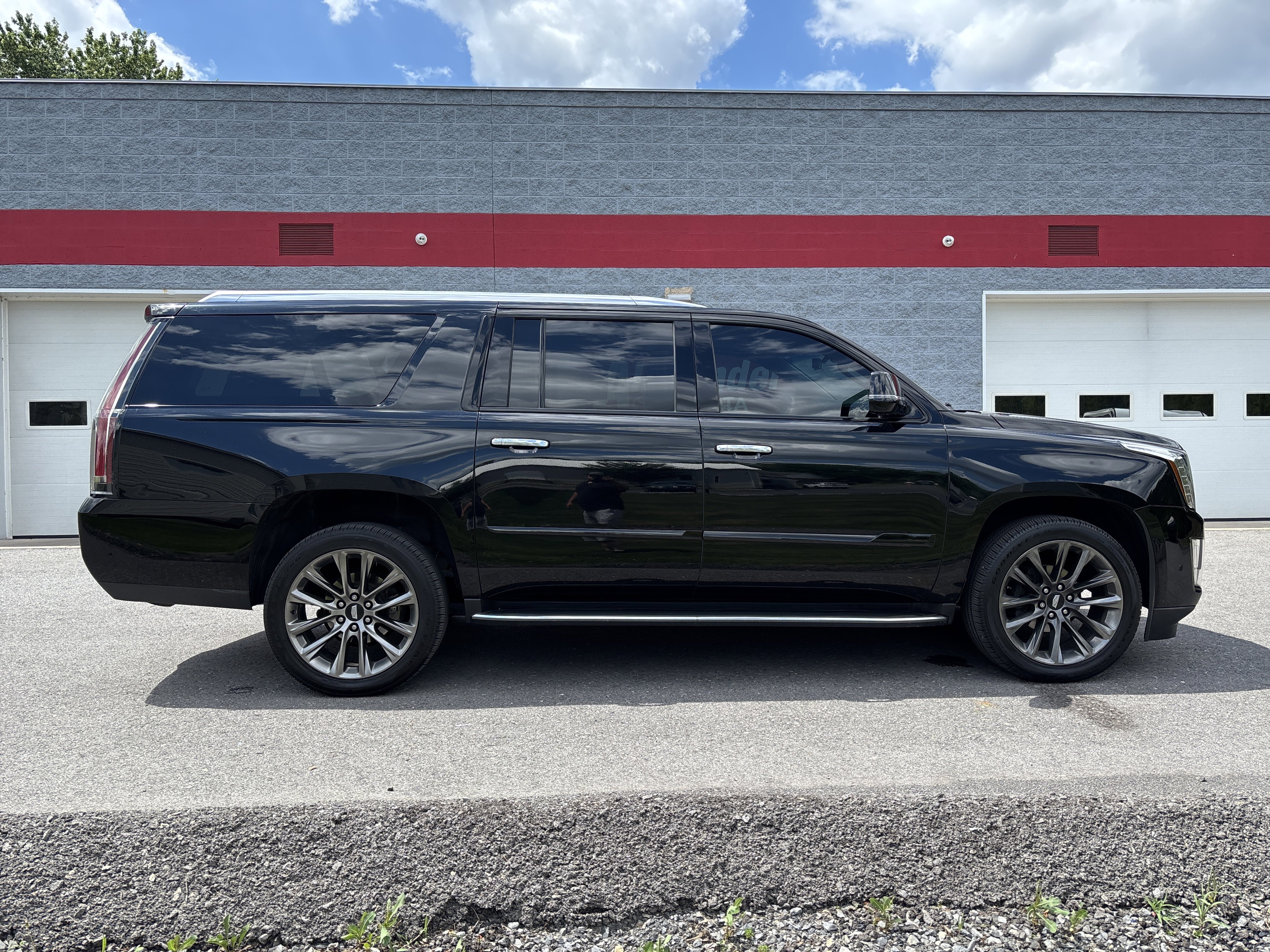 Used 2019 Cadillac Escalade ESV Luxury w/ Escalade Sport Edition AWD/4WD image 2