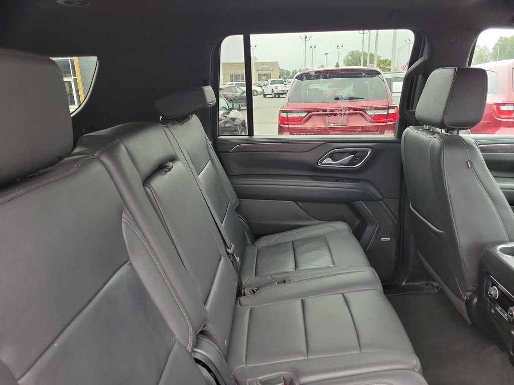Used 2023 Chevrolet Suburban LT RWD image 32