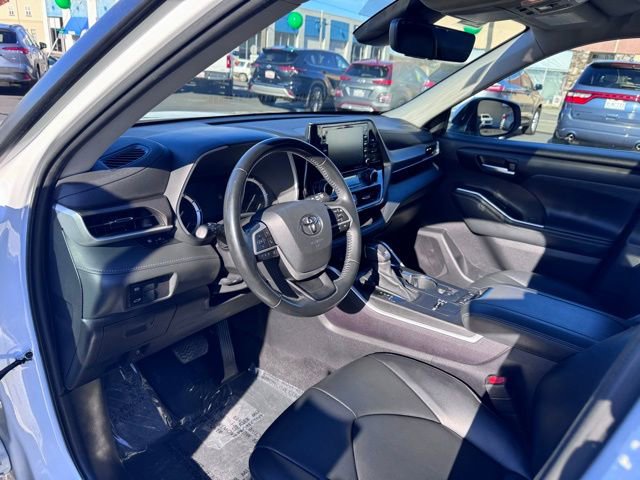 Used 2022 Toyota Highlander XLE FWD image 14