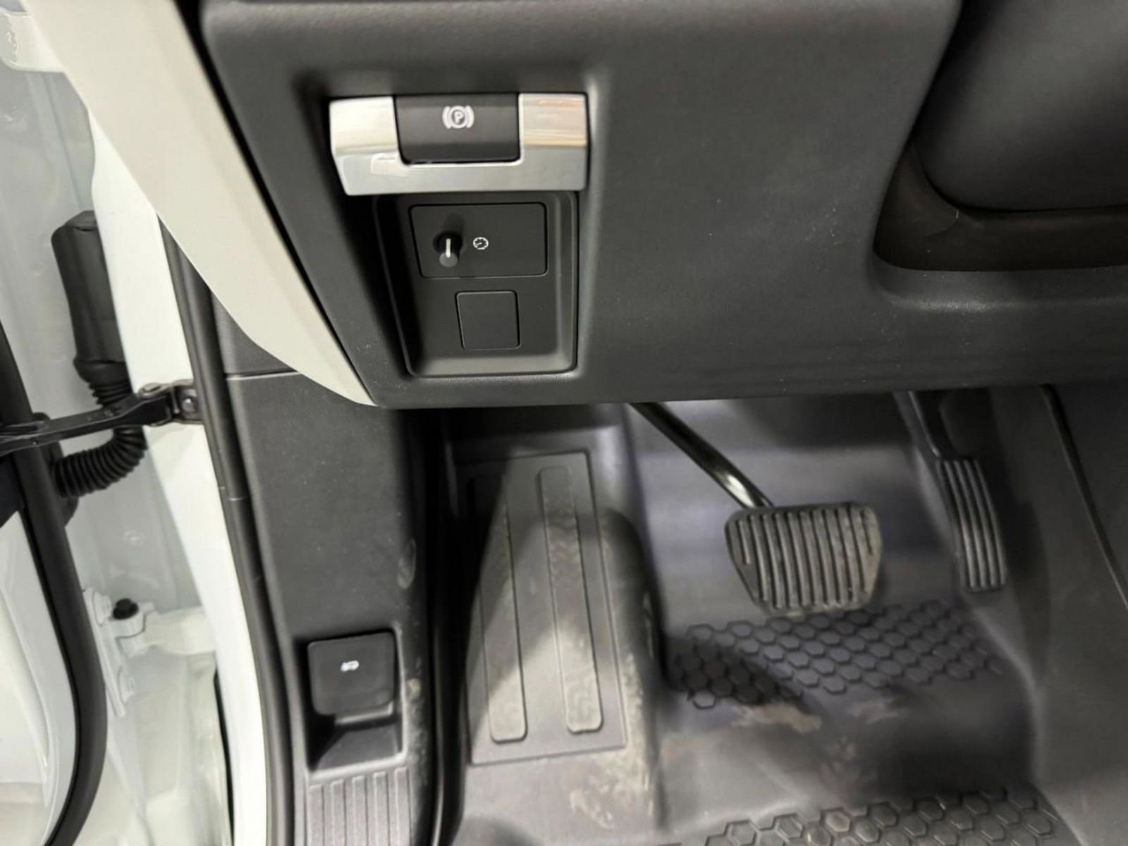 New 2026 Land Rover Defender 110 X-Dynamic SE image 29
