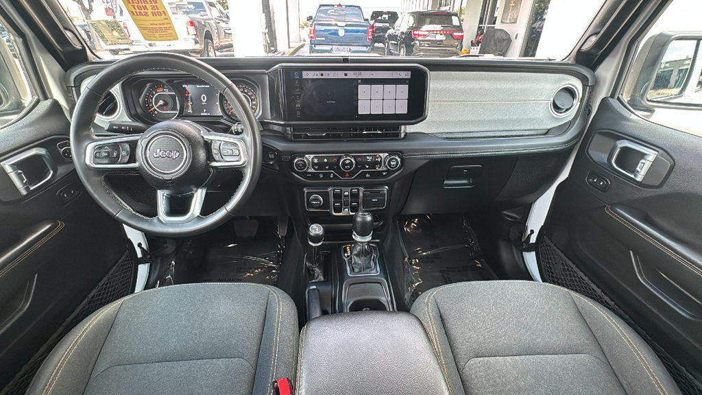 Used 2025 Jeep Wrangler Unlimited Sahara AWD/4WD image 26