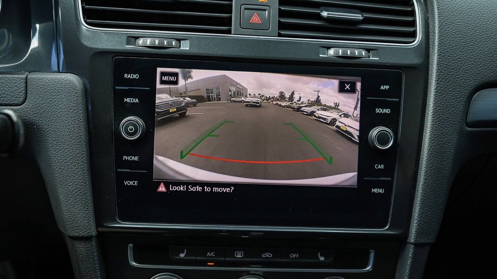 Used 2019 Volkswagen Golf SE image 25