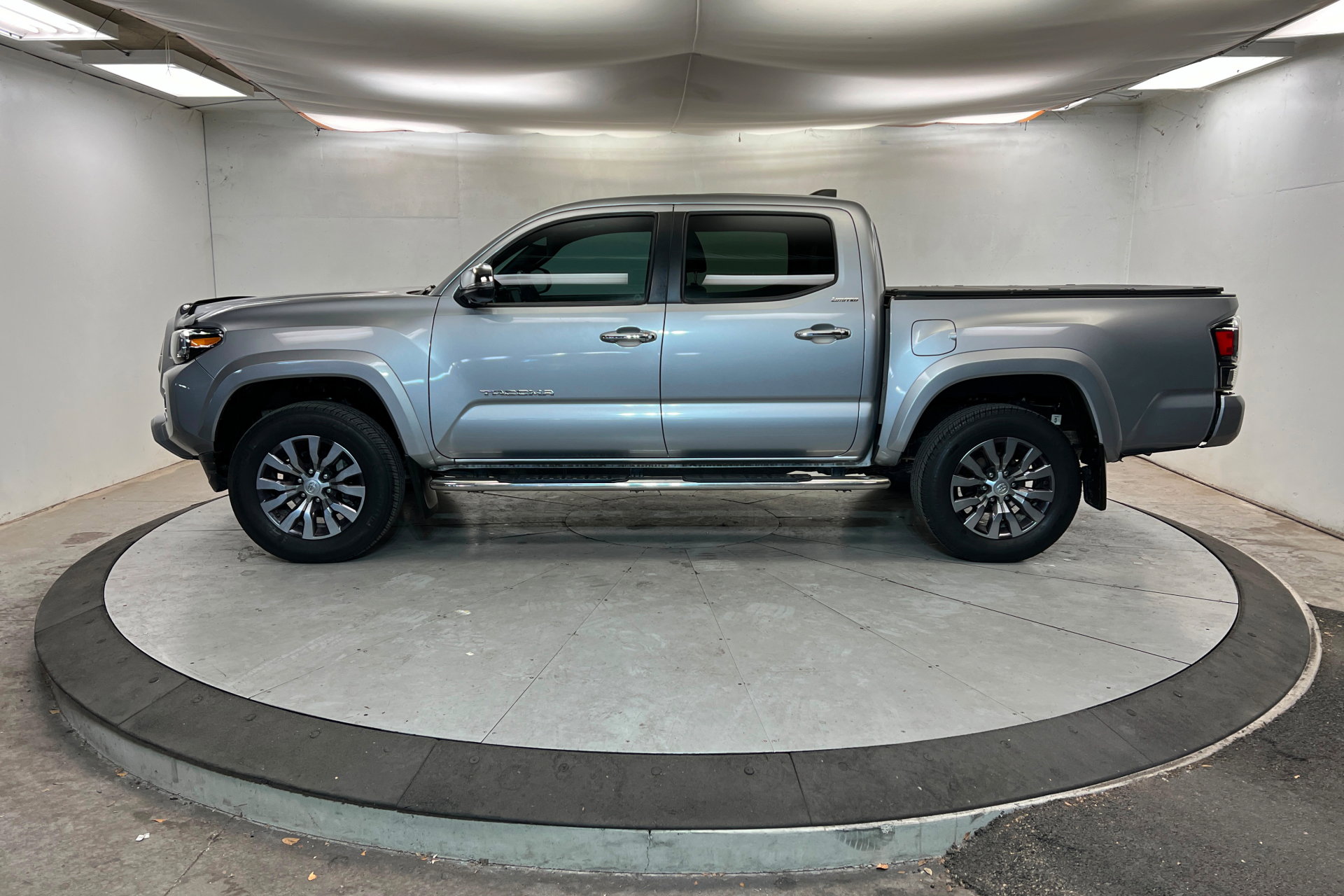 Used 2021 Toyota Tacoma Limited image 2