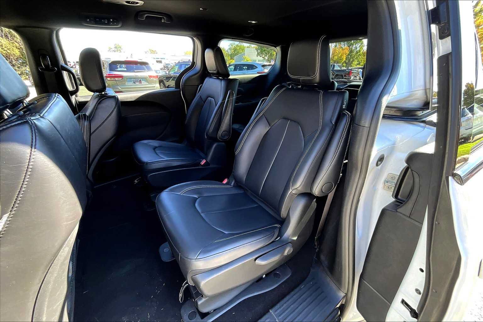 Used 2024 Chrysler Pacifica Limited FWD image 19