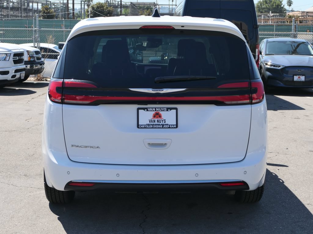 Used 2023 Chrysler Pacifica Touring-L FWD image 5