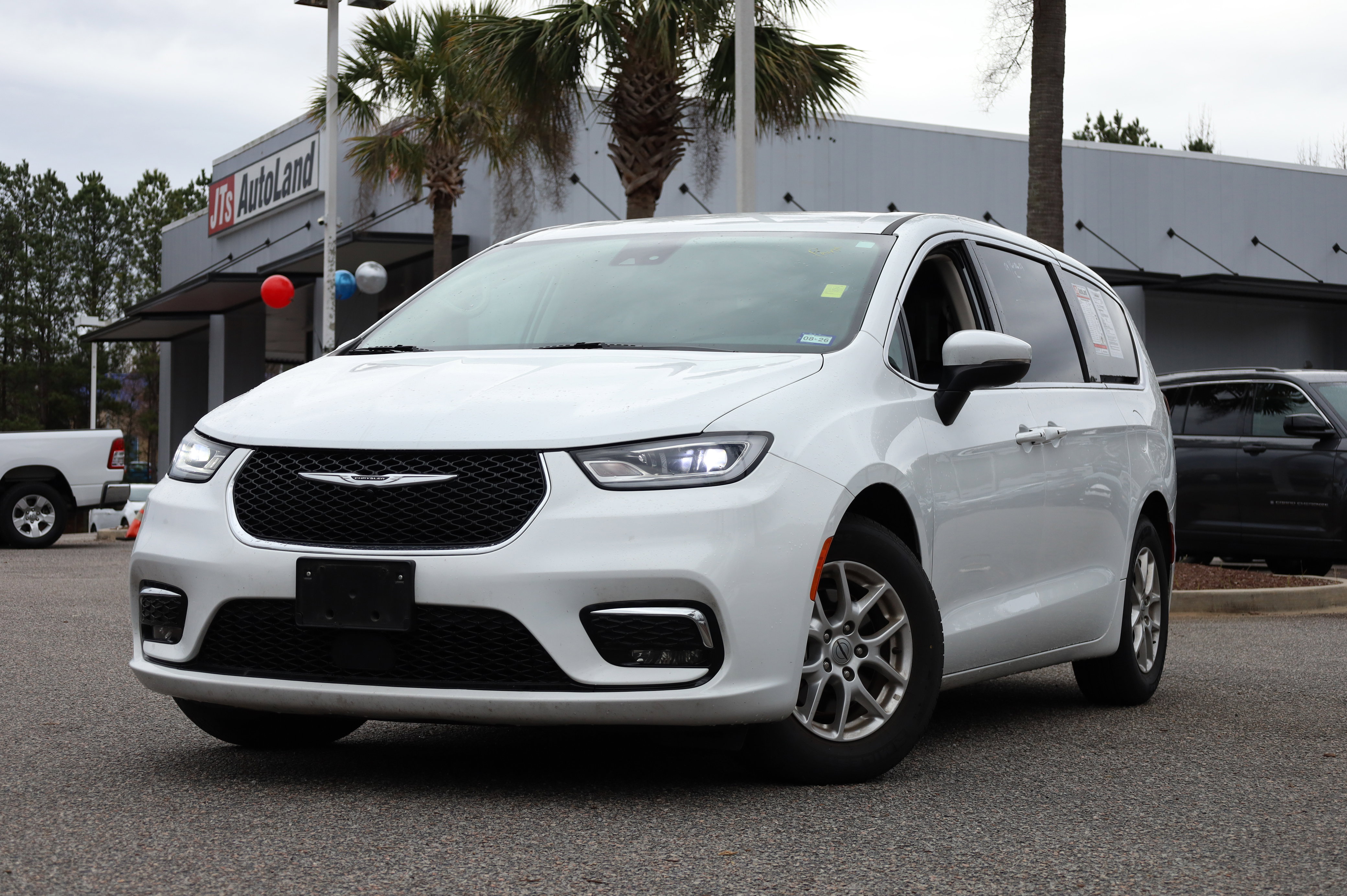 Used 2023 Chrysler Pacifica Touring-L image 1