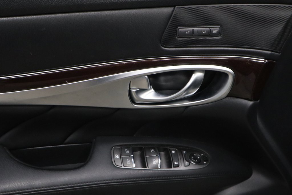 Used 2017 INFINITI Q70 3.7 w/ Technology Package image 23