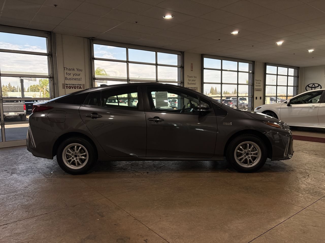 Used 2021 Toyota Prius Prime XLE w/ Carpet Mat Package (TMS) FWD image 3