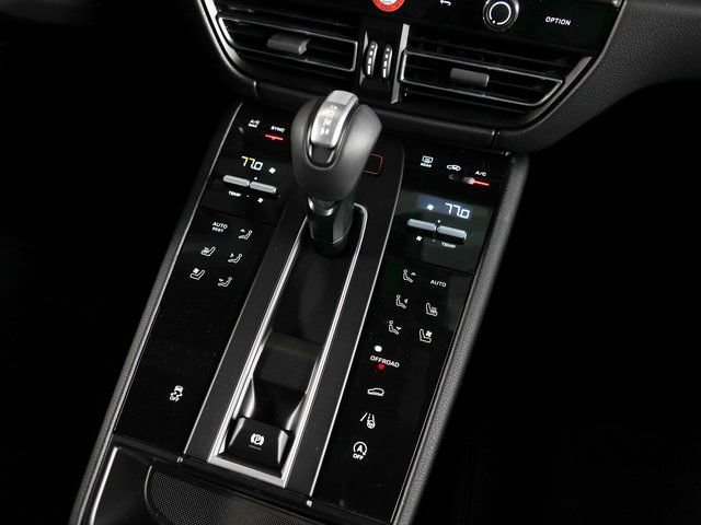 Certified 2026 Porsche Macan AWD/4WD image 17
