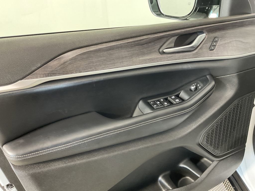 Used 2025 Jeep Grand Cherokee L Limited w/ Black Appearance Package AWD/4WD image 17