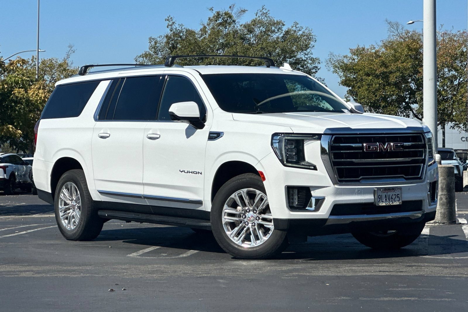 Used 2024 GMC Yukon XL SLT w/ SLT Luxury Package AWD/4WD image 2