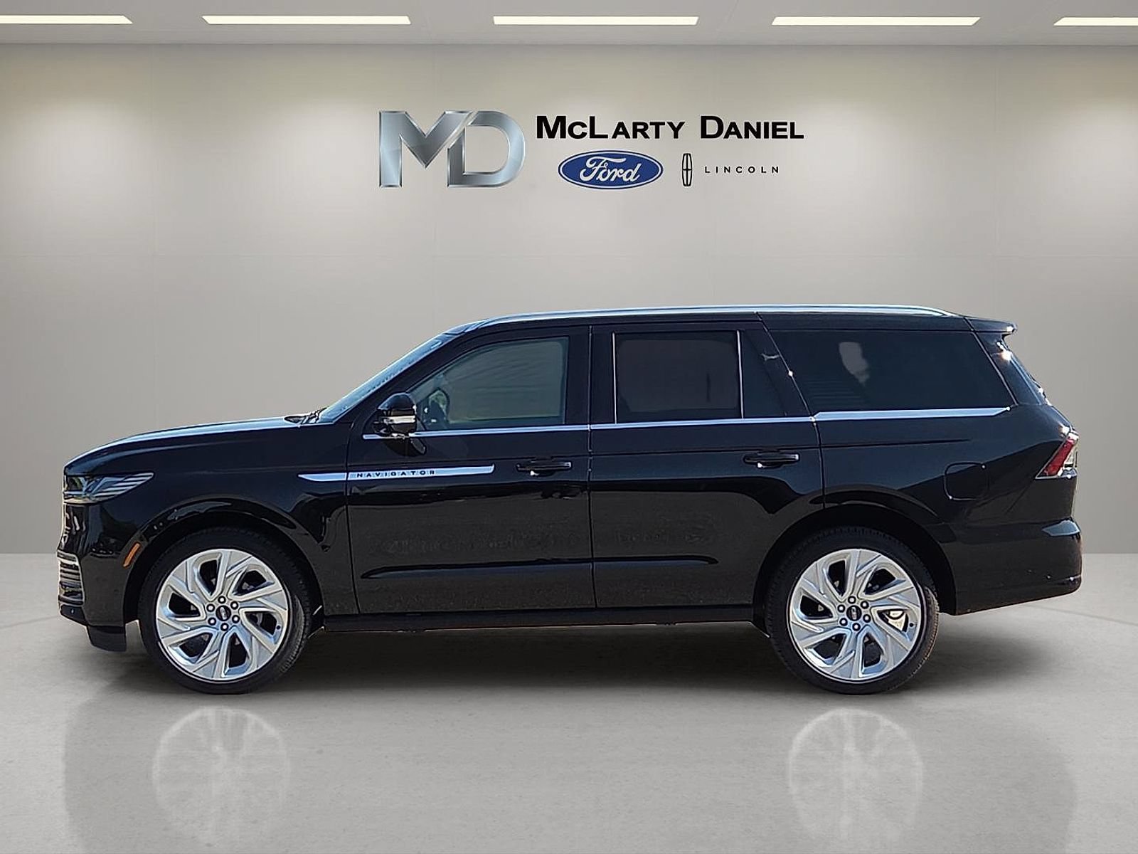 Certified 2025 Lincoln Navigator Reserve AWD/4WD image 3