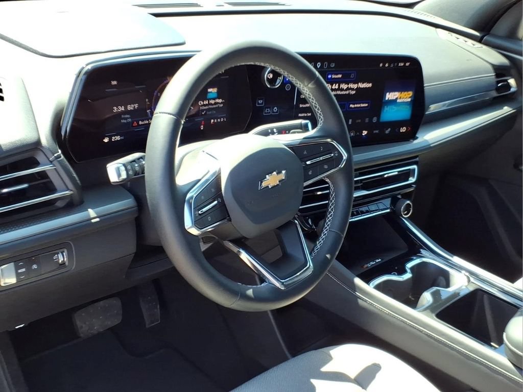 Used 2025 Chevrolet Traverse LT FWD image 3