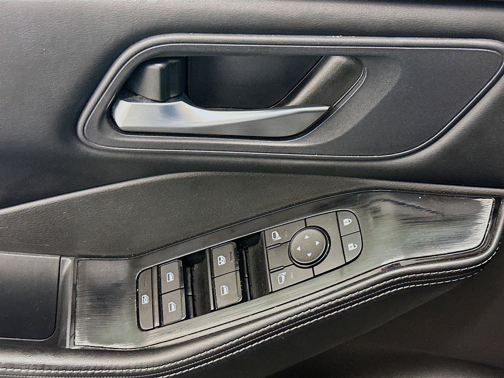 Used 2025 Nissan Rogue SV image 15