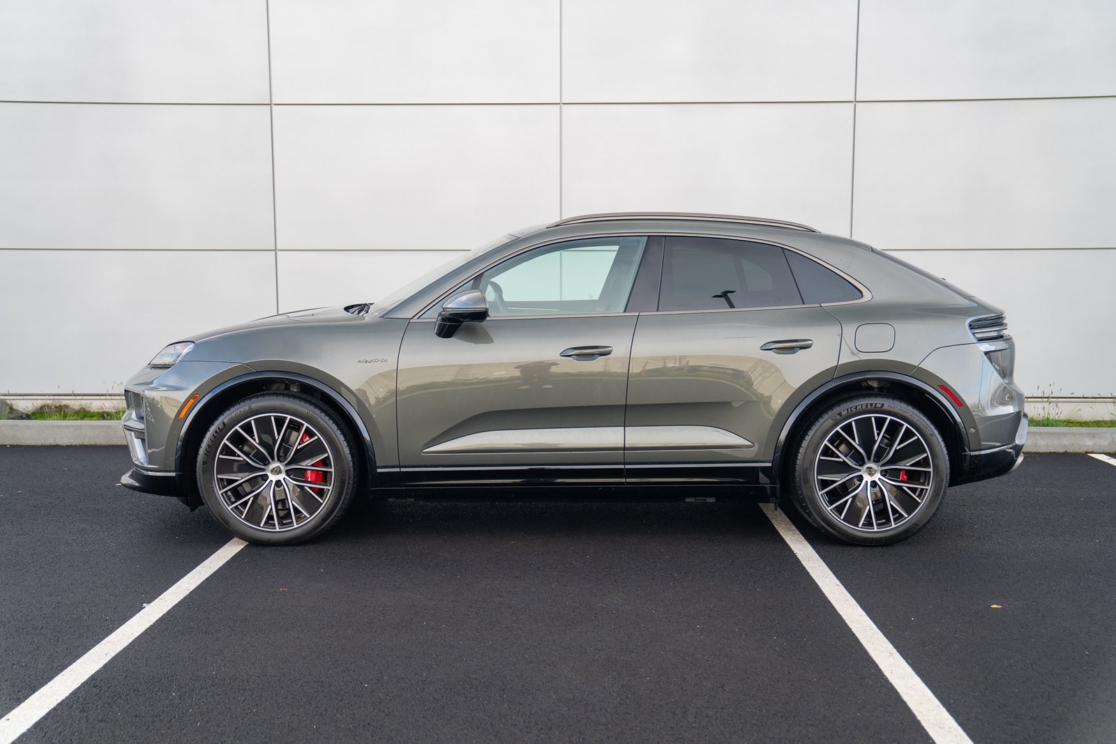 Certified 2025 Porsche Macan Turbo Electric AWD/4WD image 2