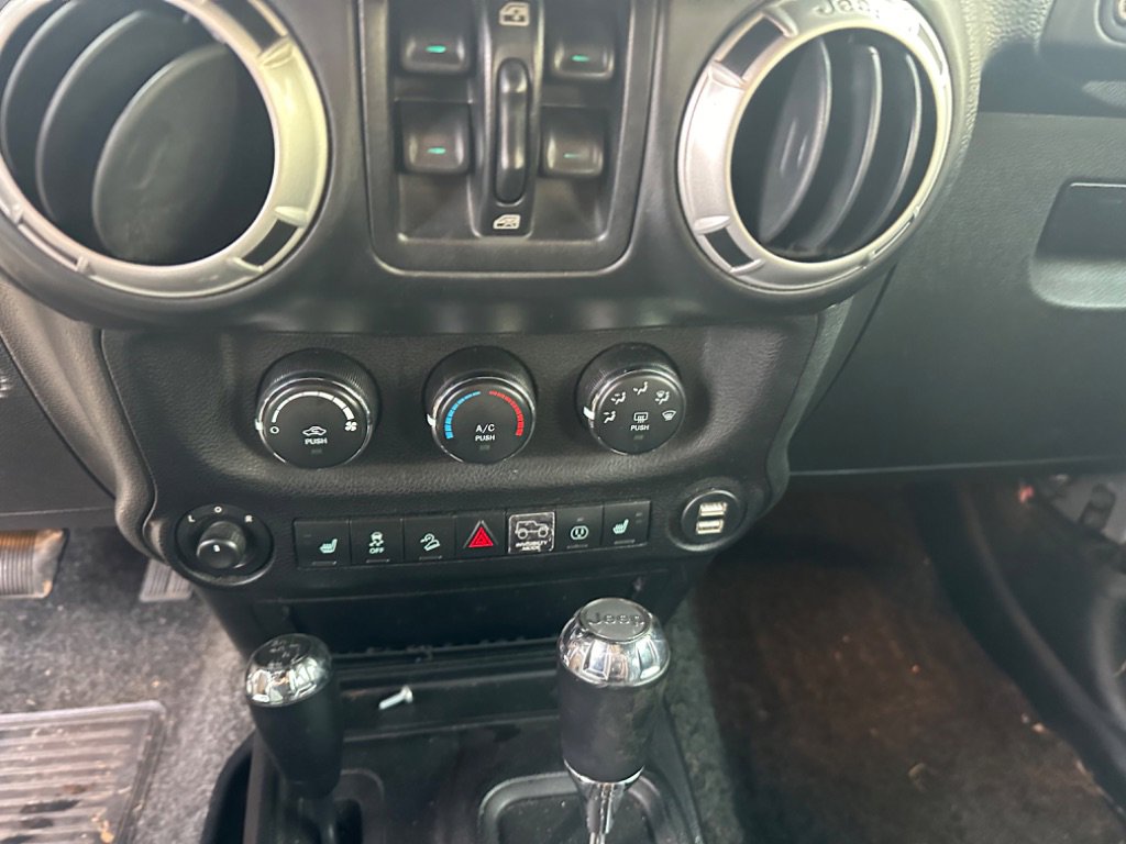 Used 2014 Jeep Wrangler Unlimited Sahara w/ Max Tow Package AWD/4WD image 10