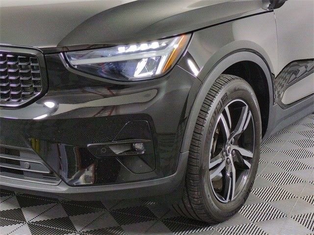 Used 2023 Volvo XC40 B5 Plus image 31