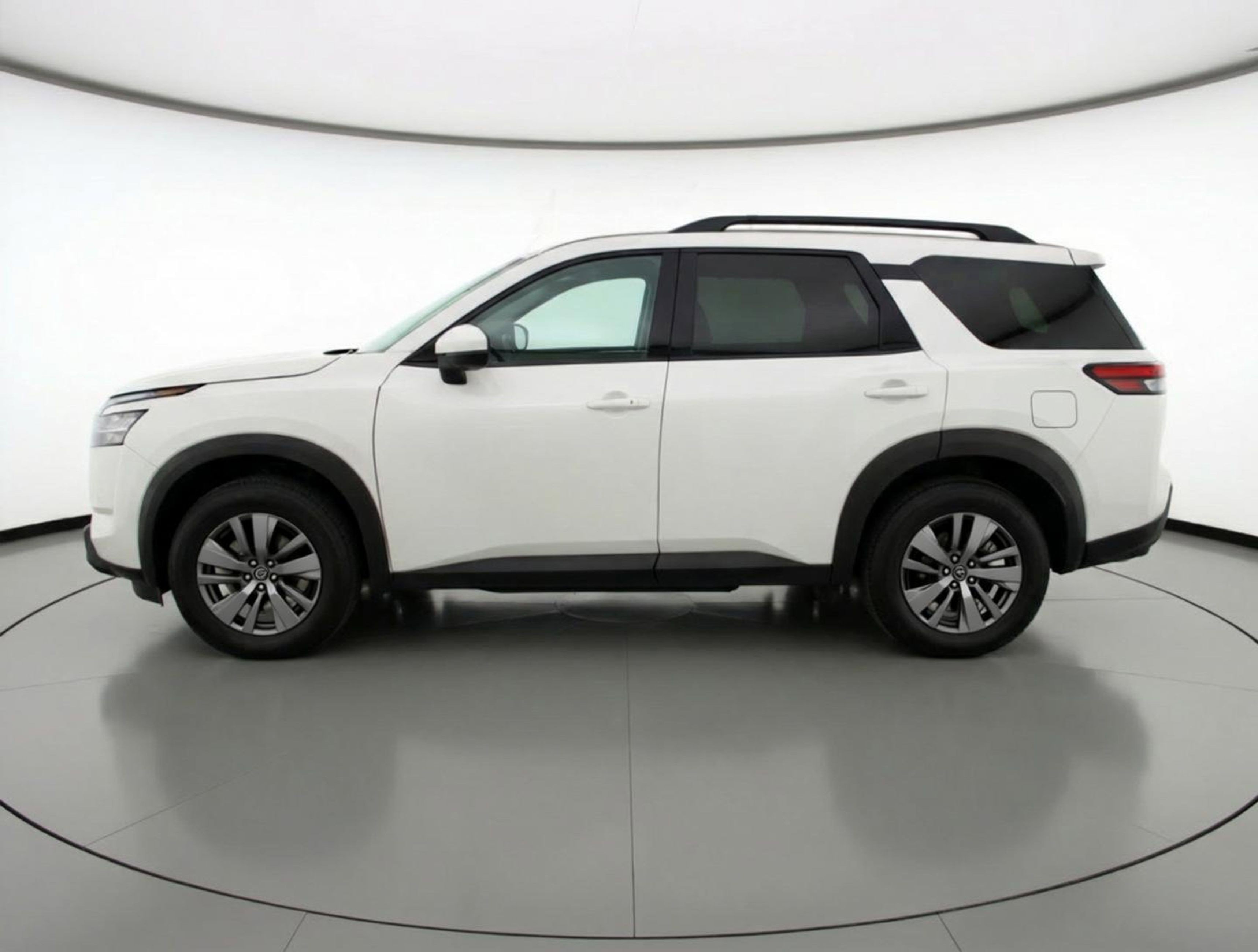 Used 2025 Nissan Pathfinder SV image 5