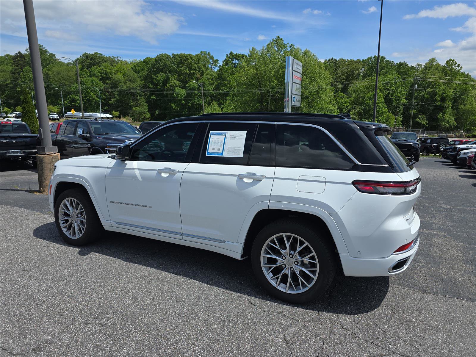Used 2024 Jeep Grand Cherokee Summit AWD/4WD image 5
