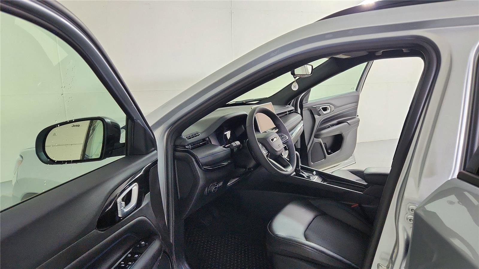 Used 2025 Jeep Compass Latitude w/ Convenience Group image 15