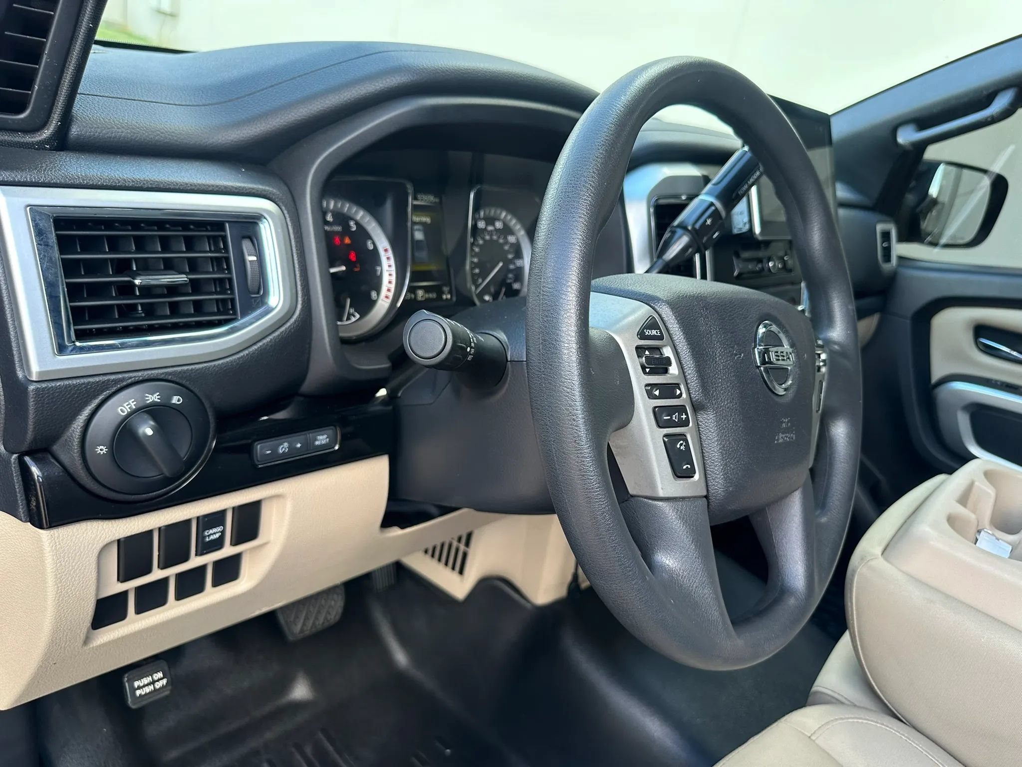 Used 2017 Nissan Titan SV AWD/4WD image 30