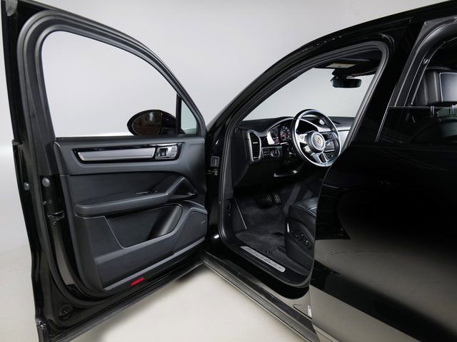 Certified 2023 Porsche Cayenne Platinum Edition image 28