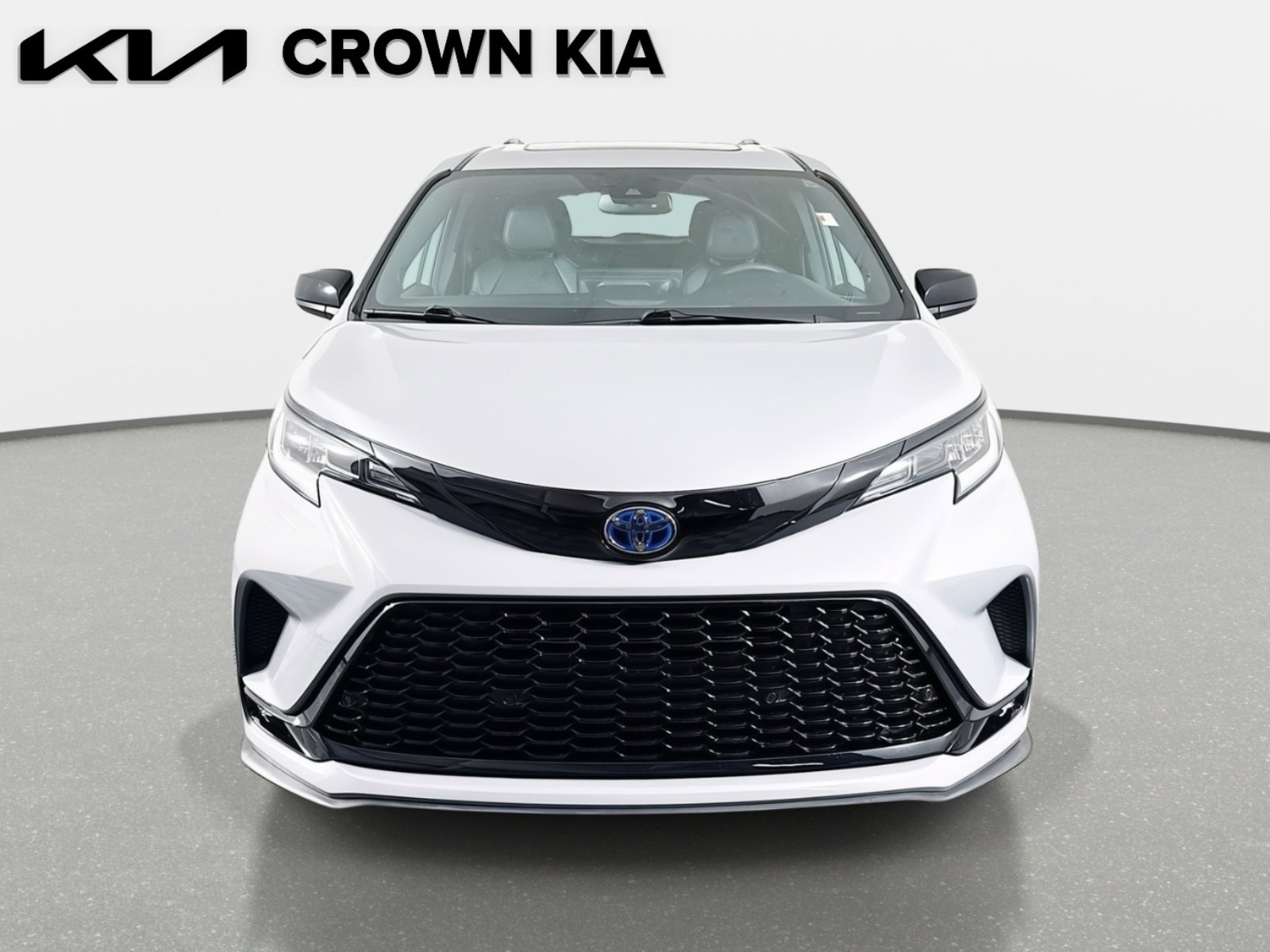 Used 2025 Toyota Sienna XSE w/ XSE Plus Package image 2