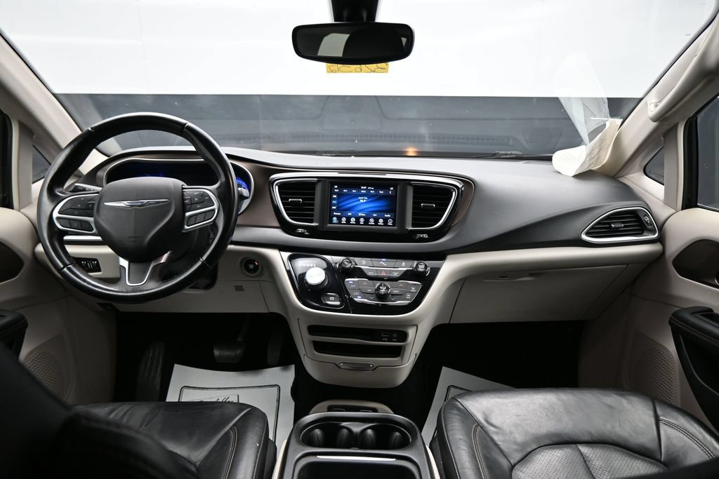 Used 2018 Chrysler Pacifica Touring-L FWD image 13