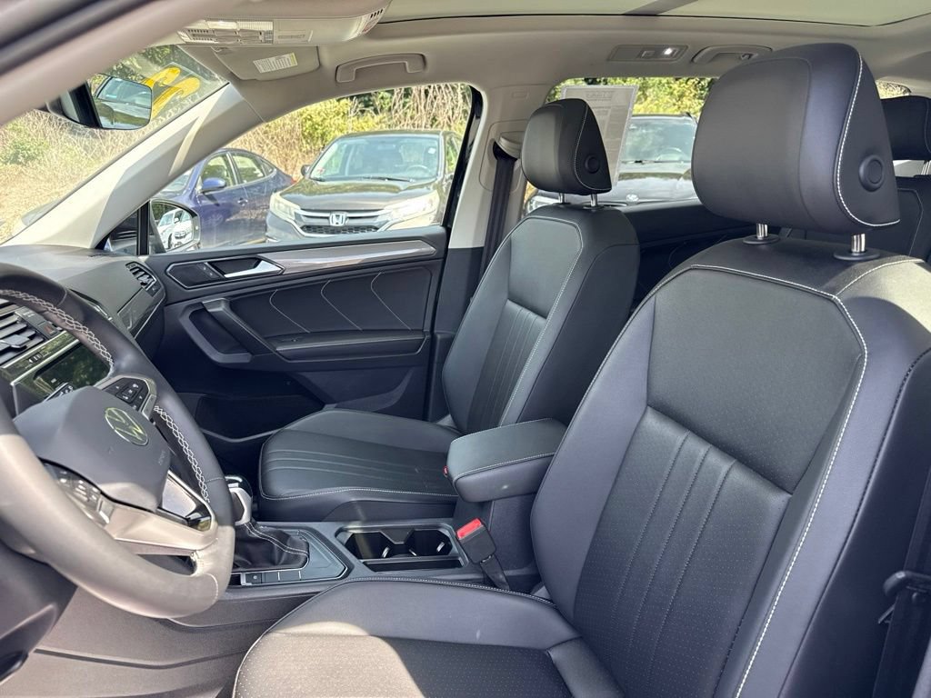 Used 2023 Volkswagen Tiguan SE w/ Panoramic Sunroof Package FWD image 31