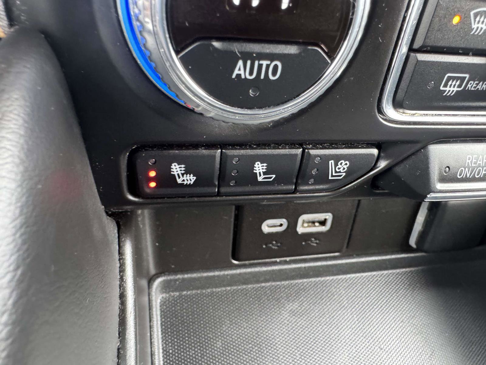 Used 2024 GMC Yukon SLT image 35