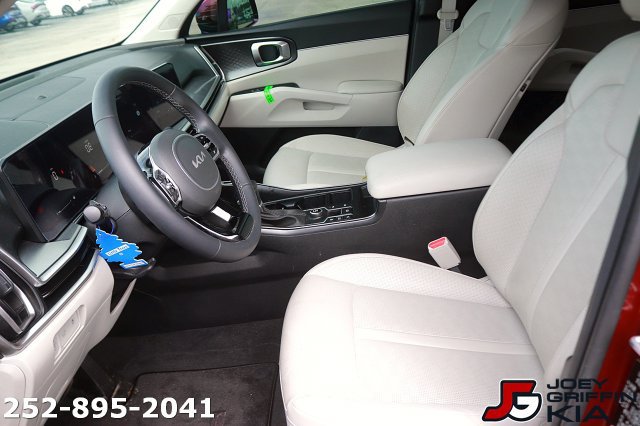 Certified 2025 Kia Sorento EX w/ Panoramic Sunroof Package FWD image 14