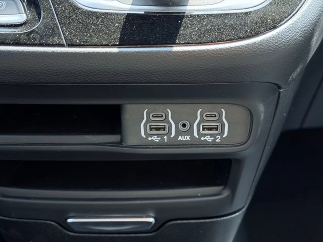 Used 2025 Chrysler Pacifica Select FWD image 45