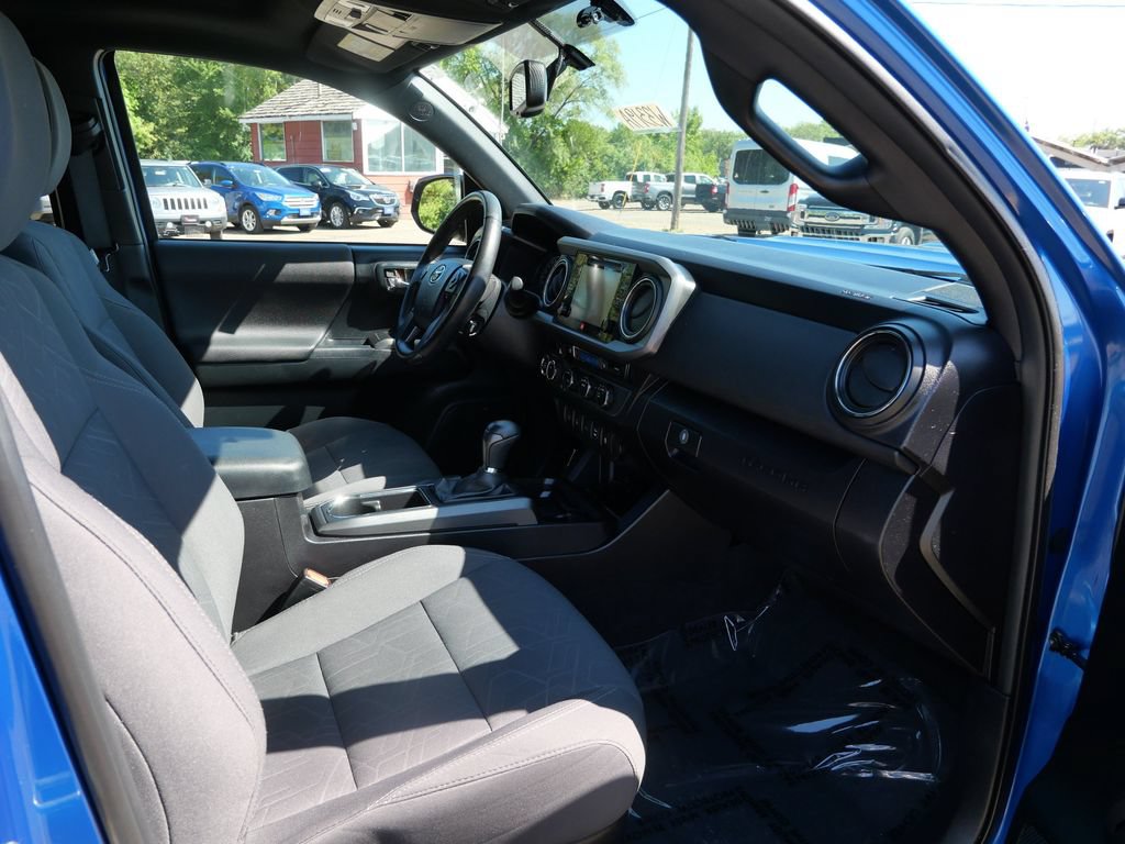Used 2016 Toyota Tacoma TRD Sport AWD/4WD image 11