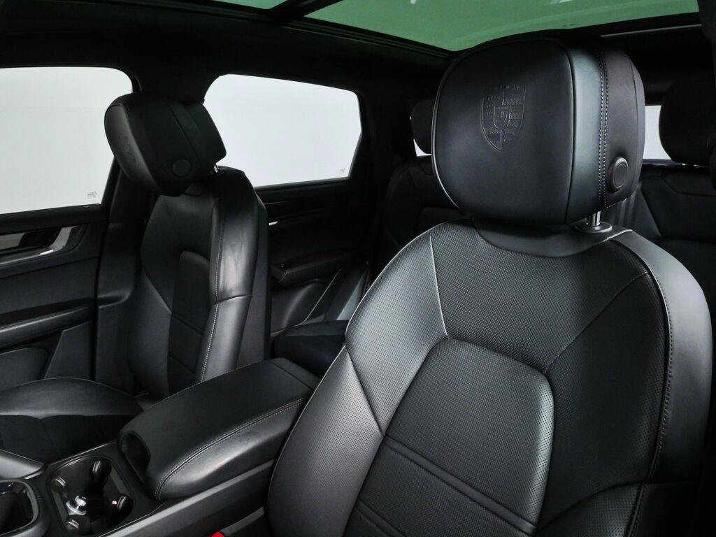 Certified 2025 Porsche Cayenne GTS AWD/4WD image 10
