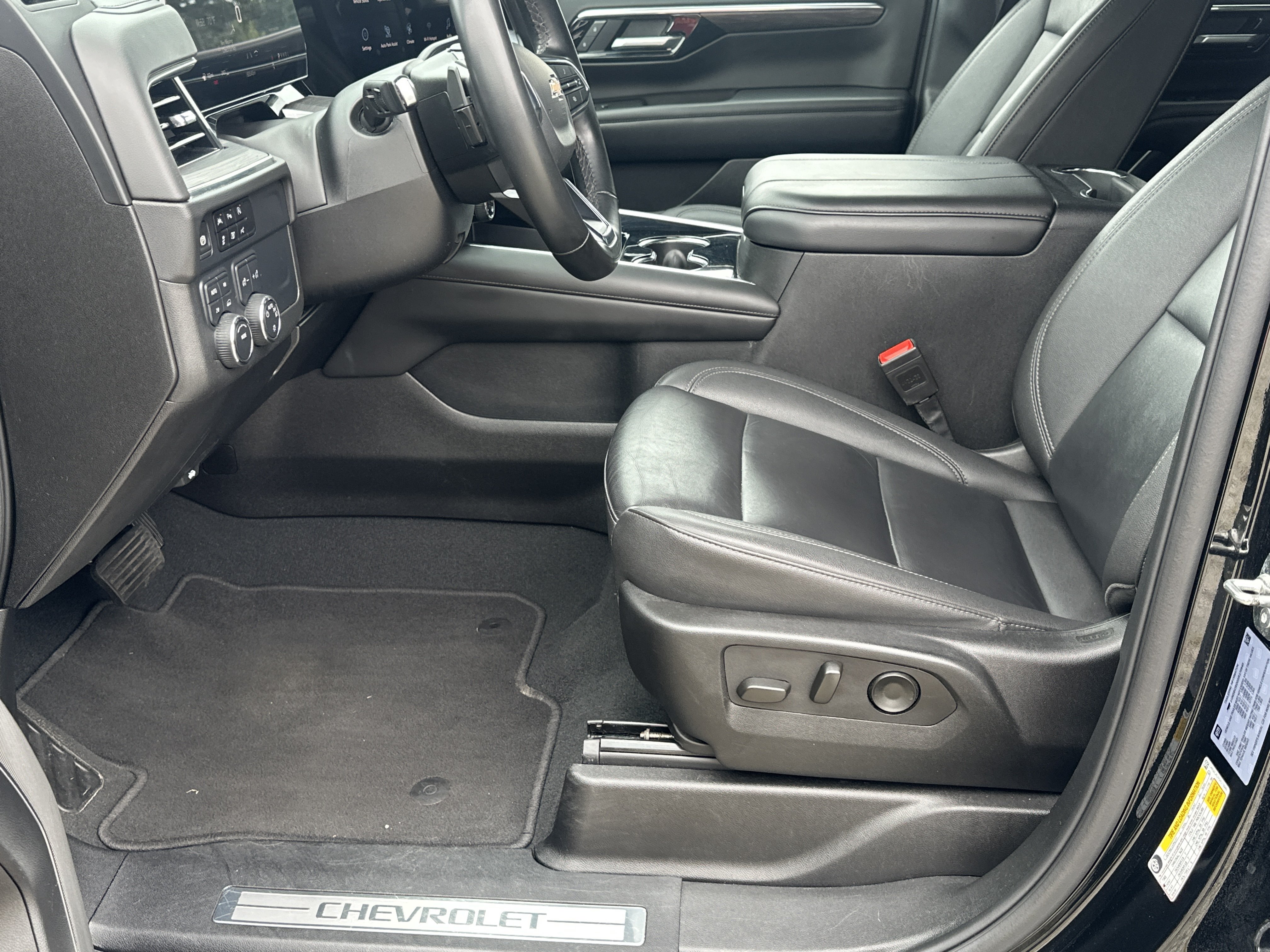 Used 2025 Chevrolet Suburban LT AWD/4WD image 9