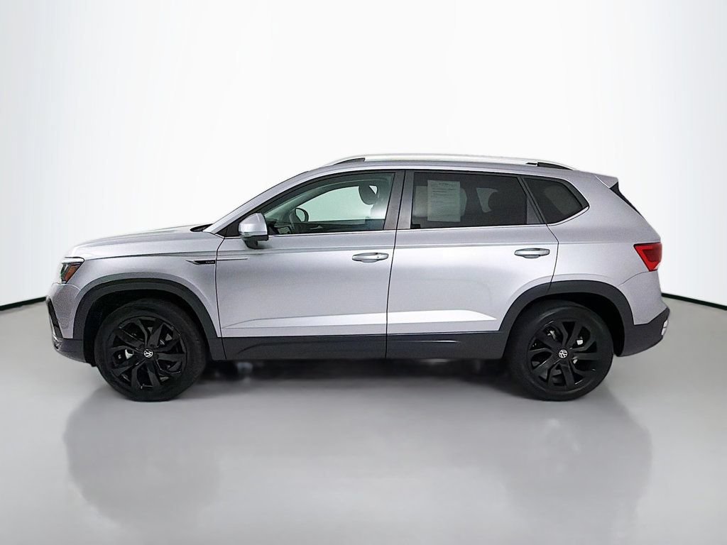 Used 2023 Volkswagen Taos SE w/ Panoramic Sunroof Package FWD image 4