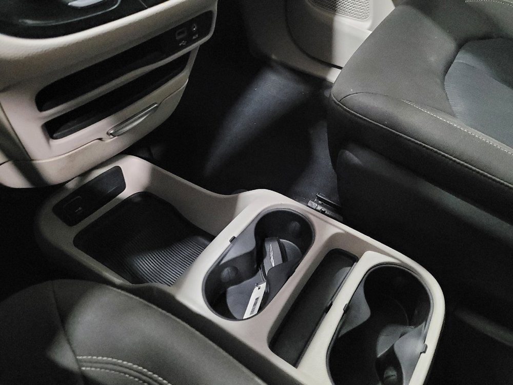 Used 2020 Chrysler Voyager L FWD image 26