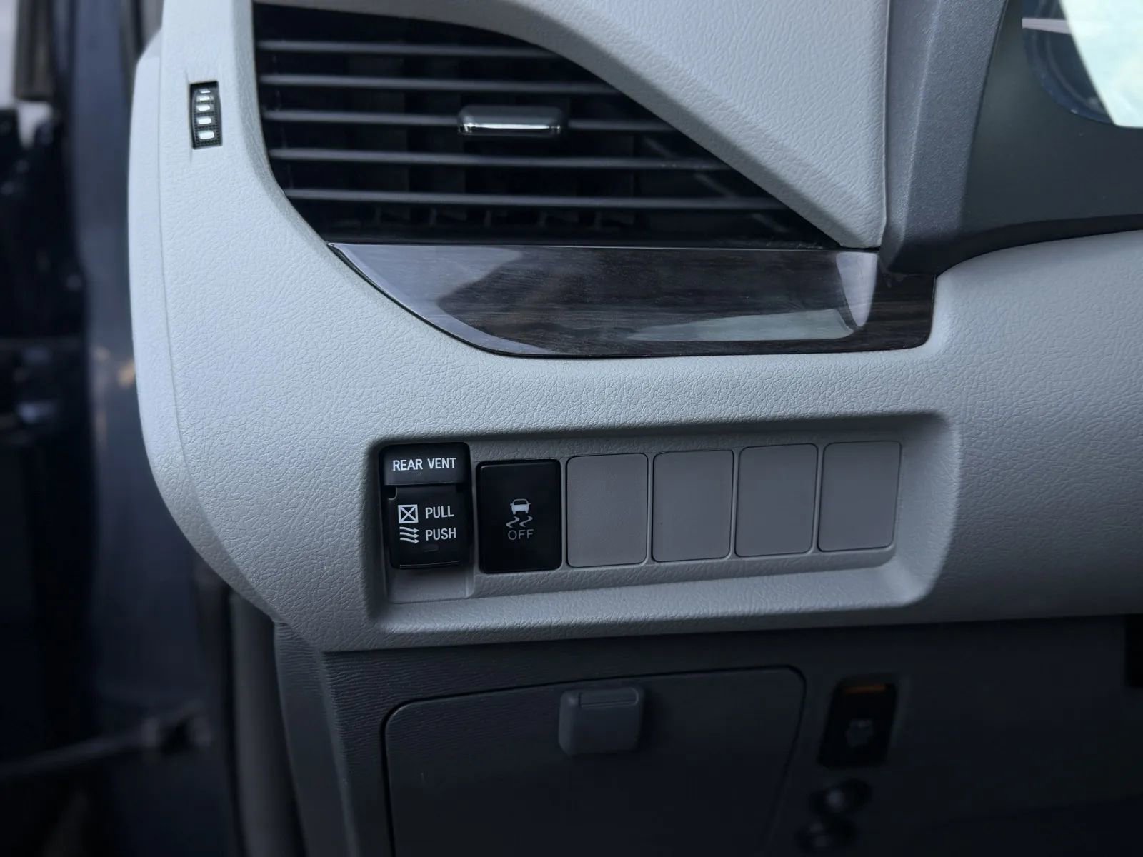 Used 2019 Toyota Sienna XLE FWD image 32